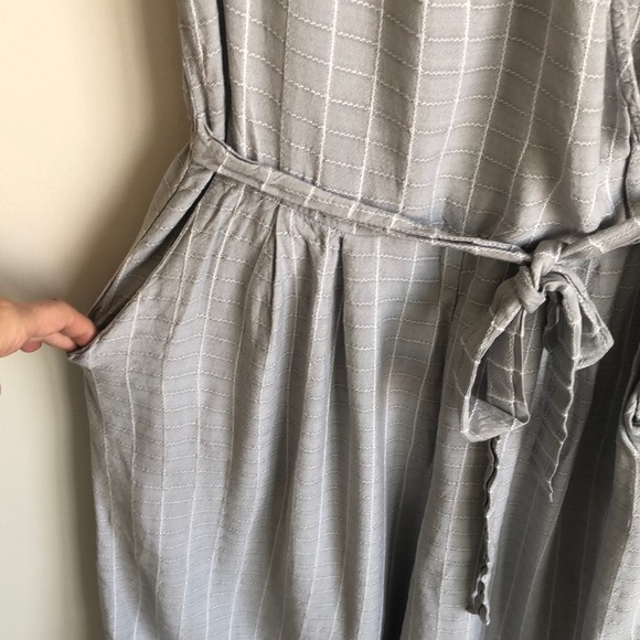 Light gray with white pattern flows romper - Picture 4 of 8